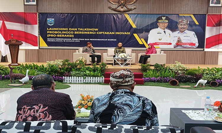 ENTASKAN KEMISKINAN: Pj Bupati Probolinggo Ugas Irwanto (tengah) menyampaikan tiga Program Inovasi Daerah di Auditorium Madakaripura Kantor Bupati Probolinggo, Kamis (18/1).