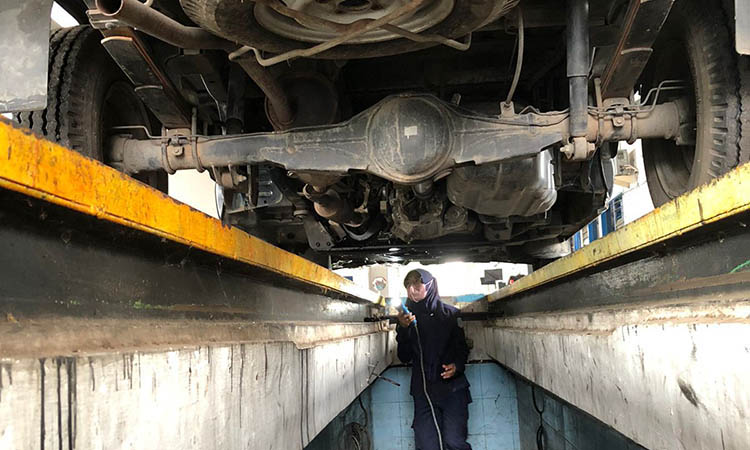 UJI KIR: Petugas UPTD Pengujian Kendaraan Bermotor Dishub Kota Probolinggo melakukan pengecekan bagian bawah kendaraan bermotor.