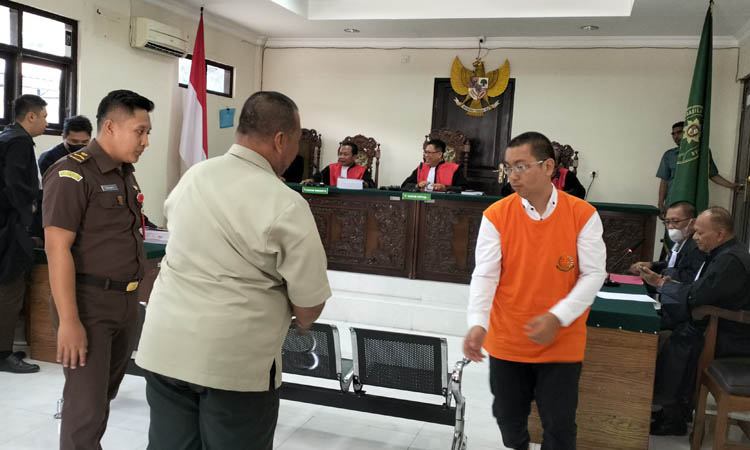 DISIDANG: Terdakwa saat sidang di PN Kraksaan. Pledoi sudah dibacakan ada beberapa hal yang menjadi bahan pertimbangan.