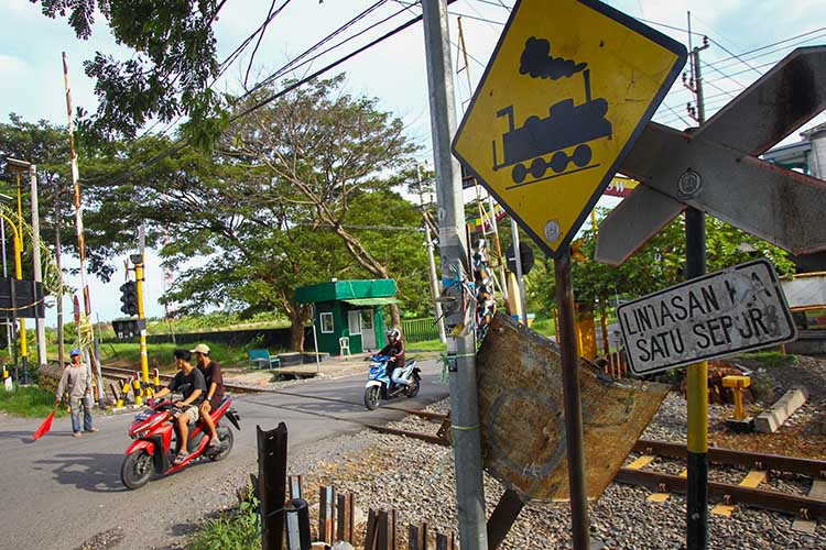 TANPA PALANG: Perlintasan rel KA Yonkav Beji yang kerap menjadi tempat kecelakaan KA. Rencananya, pemasangan palang pintu akan direalisasikan tahun ini.