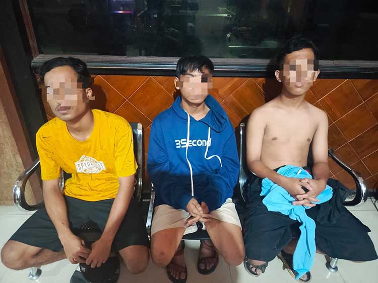 DIAMANKAN: Tiga remaja diamanan ke Mapolsek Kraton setelah terlibat tawuran.
