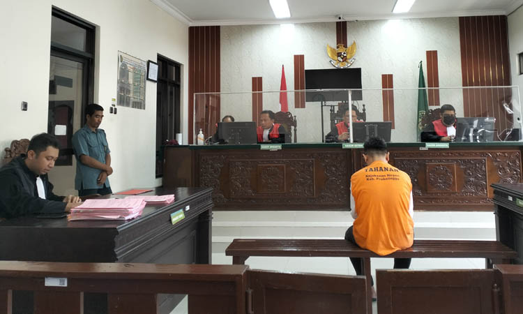 BERAT: Suasana sidang terdakwa Andrie Wibowo Eka Wardhana di PN Kraksaan.