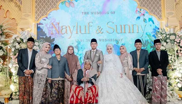SUKA CITA: Gus Kautsar (kiri), Ning Jazil (2 dari kiri) bersama Kiai Nurul Huda Jazuli (duduk) dalam resepsi pernikahan Ning Chasna dan Gus Sunny Rabu (17/1) malam lalu. (Radar Kediri)