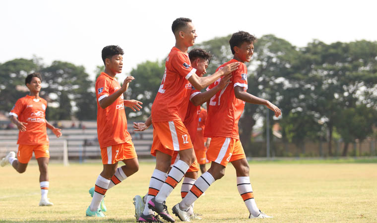 SEBELUM KANDAS: Sejumlah pemain Persipro saat berlaga di Liga 3 Jatim. Sebagian dari mereka ada yang dilirik tim lain. Seperti Eko Wahyudi (paling kiri), Ahmad Hamzah (dua dari kiri) dan Romadoni