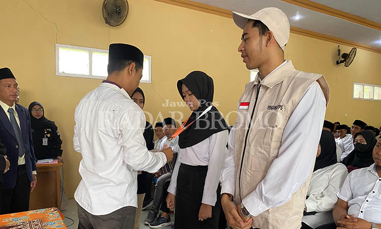 PELANTIKAN: Ketua Bawaslu Kabupaten Probolinggo Yonki Hendriyanto saat melantik PTPS di Kecamatan Sumberasih, beberapa waktu lalu.