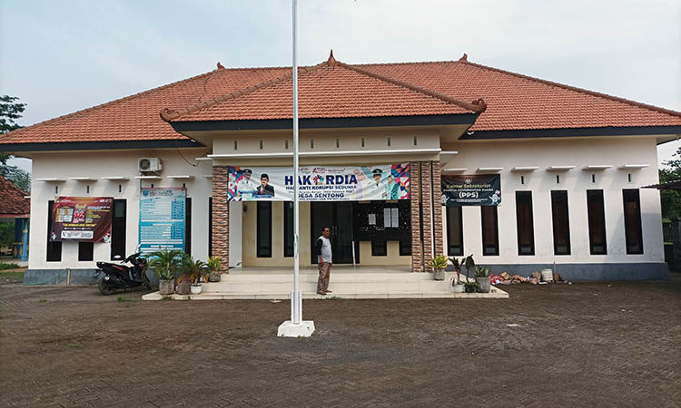 SANTAI: Sekretaris Desa Sentong Abdur Rahman saat berada di balai desa.