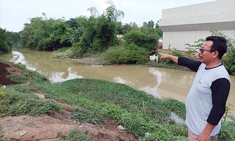 TUNJUK: Sekretaris Desa Sentong Abdur Rahman menunjuk lokasi yang dulunya menjadi tempat pohon beringin dan kedung, yang menjadi cikal bakal Dusun Kedung Weringin, Desa Sentong, Krejengan.