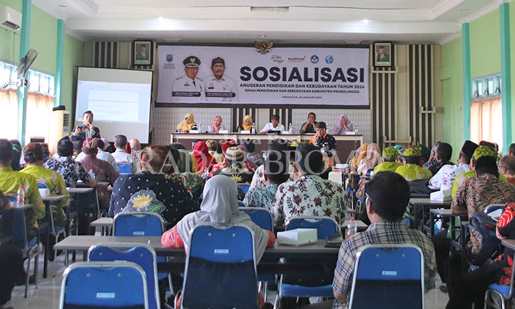SOSIALISASI: Dinas Dikdaya menggelar sosialisasi Anugerah Pendidikan dan Kebudayaan di Aula Ki Hajar Dewantara, Dinas Dikdaya di Kraksaan, Jumat (26/1).