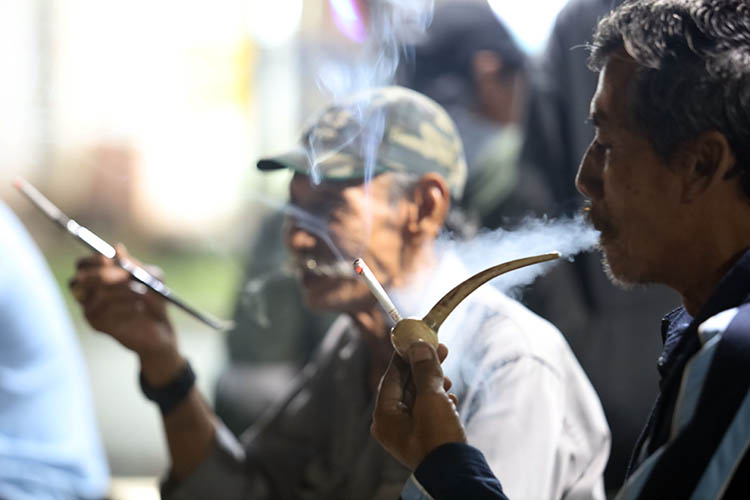 SENSASI BEDA: Menggunakan once saat merokok salah satu alasannya untuk menyaring unsur nikotin.