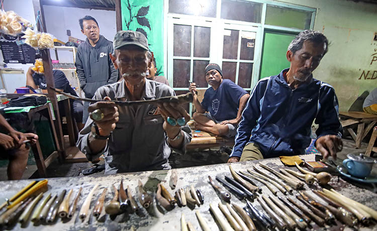 SAMBUNGAN ROKOK: Gatot dan Sugiono menunjukkan sejumlah once hasil karyanya.