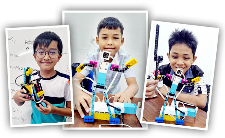 KREATIF: Sejumlah bocah menunjukkan robot kreasi mereka.