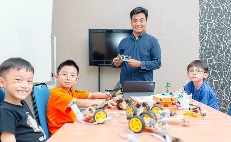 BERBAGI ILMU: Gamma Kristian Adikurnia berbagi ilmu tentang robot kepada sejumlah anak didiknya.