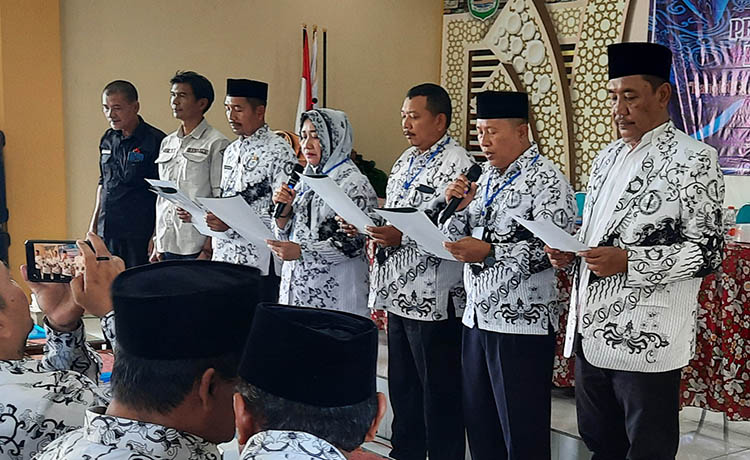 KOMPAK: Kalangan guru saat mendeklarasi netralitas PGRI Kabupaten Pasuruan.