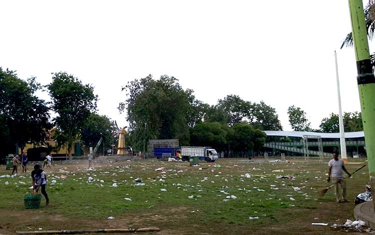 BERSERAKAN: Sampah berserakan di Alun-alun Kota Probolinggo, usai konser musik, Jumat (26/1) malam.