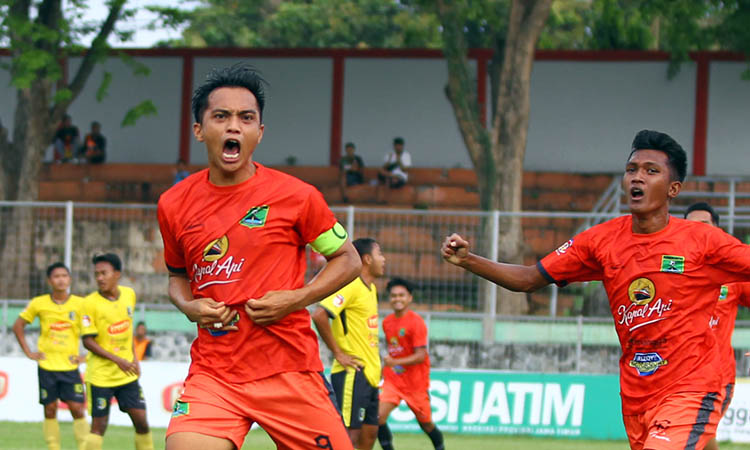 RAYAKAN: Ricko Hardiansyah seusai mencetak gol. Ia menjadi tumpuan di setiap laga Persekabpas.