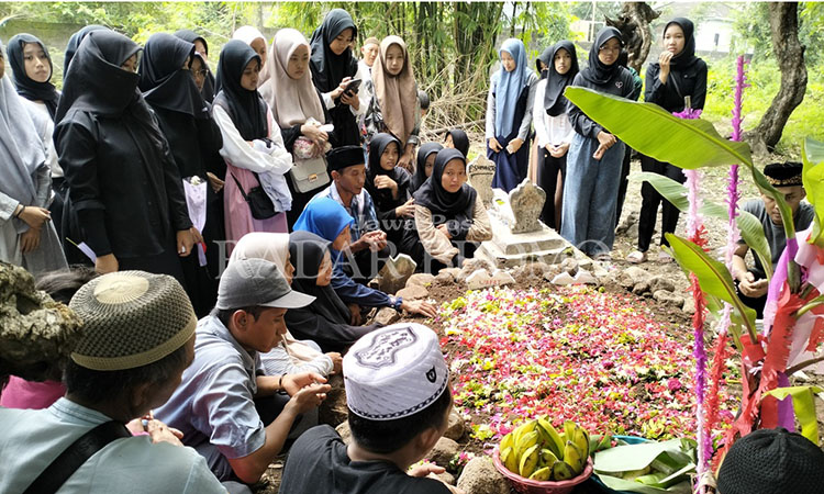 DIMAKAMKAM BERSAMA: Empat jenazah jemaah ziarah wali lima yang meninggal dimakaman di dua liang lahat, Minggu (28/1) pagi di TPU Dusun Jetak, Desa Karangjati, Pa