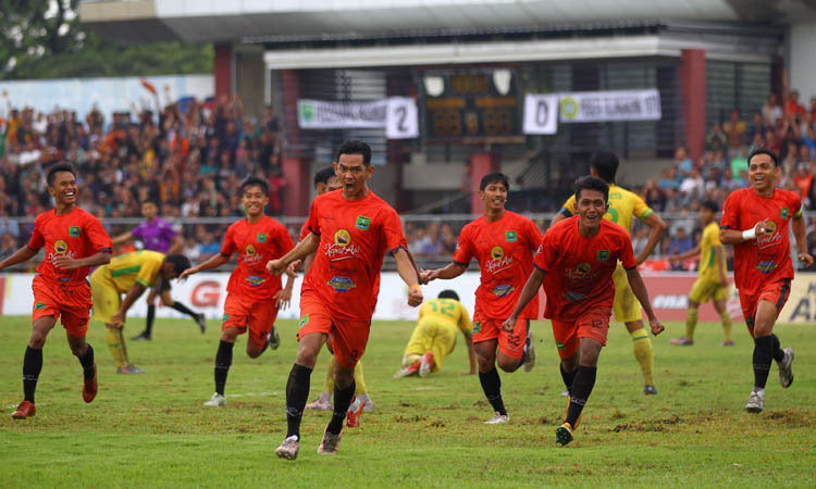 GEMBIRA: Nofi Atmaja (paling depan) yang mencetak brace saat Persekabpas menghadapi Perseta 1970 Tulungagung.