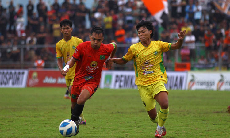 TOP SKOR: Striker Persekabpas Ricko Hardiansyah (kiri) yang menyumbang satu gol dalam laga, Minggu (28/1) sore,