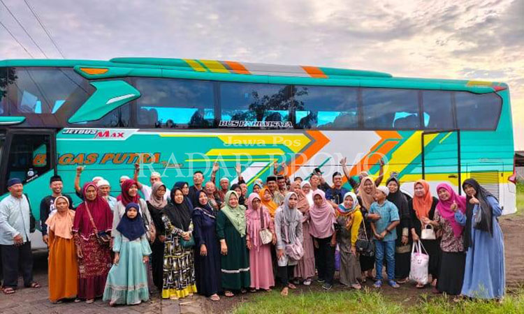 KENANGAN: Rombongan ziarah wali lima asal Dusun Jetak, Desa Karangjati, Kecamatan Pandaan. Foto bareng sebelum berangkat.