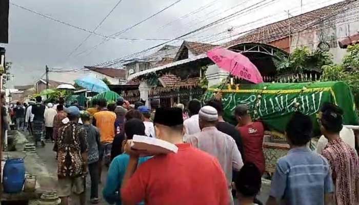 Prosesi pemakaman empat korban kecelakaan maut bus rombongan ziarah wali 5 di Bungah, Gresik. Empat korban dimakamkan di TPU sama, 1 korban di Wedoro. (Rizal Syatori/ Radar Bromo)