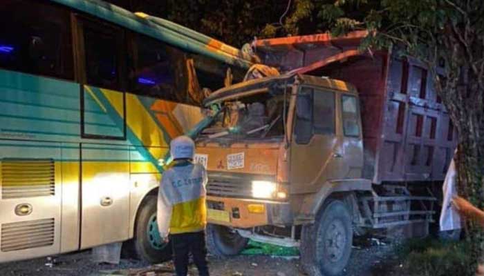 ADU MONCONG: Kondisi truk dan bus yang terlibat tabrakan adu moncong di Bungah, Gresik.