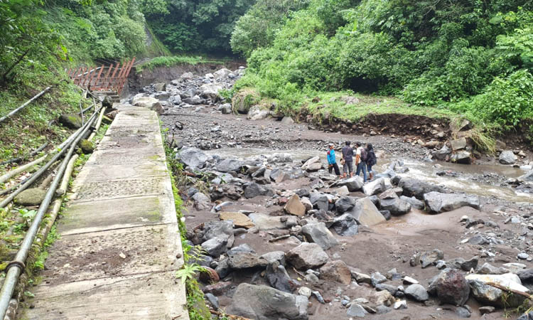 RUSAK: Akses menuju air terjun Madakaripura yang rusak setelah tersapu banjir bandang. Saat ini penanganan darurat belum bisa dilakukan.