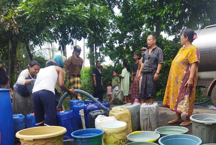 DROPPING AIR: BPBD Kabupaten Probolinggo mengirimkan air bersih ke Desa Rejing, Kecamatan Tiris, Minggu (28/1).