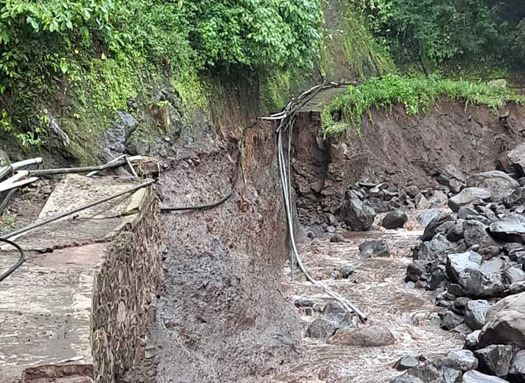 PUTUS: Jalan setapak, akses menuju destinasi wisata Air Terjun Madakaripura di Desa Negororejo, Kecamatan Lumbang, putus tergerus longsor. Serta, satu unit motor milik warga terbawa banjir.