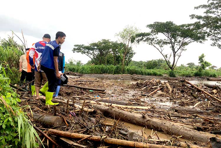 MENUMPUK: Material sisa banjir menumpuk di Kali Laweyan, Kecamatan Tongas, Minggu (28/1).