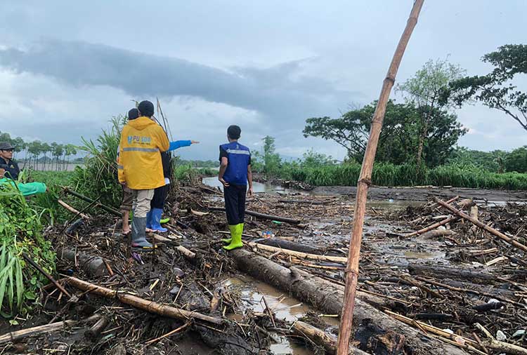MENUMPUK: Material sisa banjir menumpuk di Kali Laweyan, Kecamatan Tongas, Minggu (28/1).