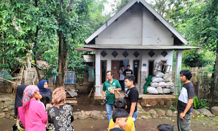 KAGET: Warga berkumpul di depan rumah Misdi setelah dilempar bondet.