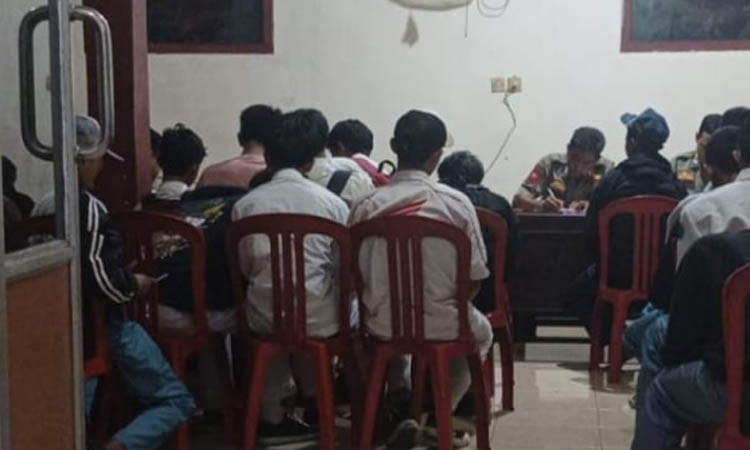 DIDATA: Puluhan pelajar Kota Pasuruan saat diamankan dan menjalani pemeriksaan di Mako Satpol PP Kota Pasuruan.