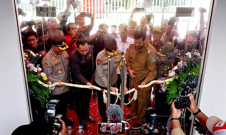 GUNTING PITA: Kapolda Irjen Pol. Imam Sugianto didampingi Wali Kota Probolinggo Habib Hadi Zainal Abidin dan Forkopimda menggunting pita peresmian Gedung Pelayanan Terpadu Meteor.