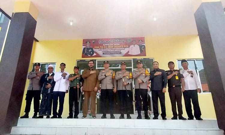 KOMPAK BERSINERGI: Kapolda Jawa Timur Irjen Pol. Imam Sugianto berfoto bersama Wali Kota Probolinggo Habib Hadi Zainal Abidin dan Forkopimda di depan Mako Polsubsektor Kedopok, usai peresmian.