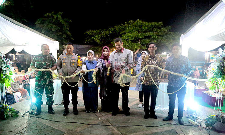 RESMI DIBUKA: Wali Kota Habib Hadi Zainal Abidin ditemani istri, Hj. Aminah Hadi Zainal Abidin dan Forkopimda memotong pita Peresmian Kawasan Wisata Kuliner Gladak Serang, Minggu (28/1) malam. Arif Ma