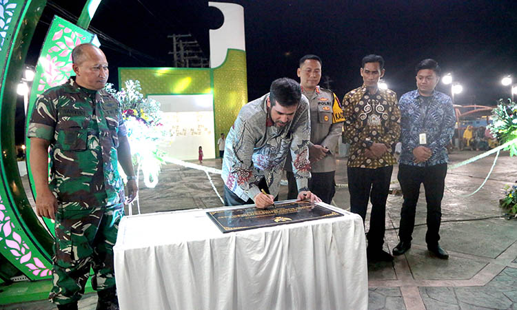 PRASASTI: Wali Kota Probolinggo Habib Hadi Zainal Abidin menandatangani prasasti Kawasan Wisata Kuliner Gladak Serang didampingi Forkopimda Kota Probolinggo.