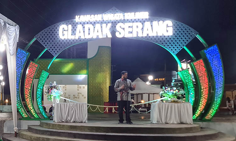 SAPA MASYARAKAT: Menjelang peresmian Kawasan Wisata Kuliner Gladak Serang, Wali Kota Probolinggo Habib Hadi Zainal Abidin memberikan sambutan dan menyapa masyarakat.