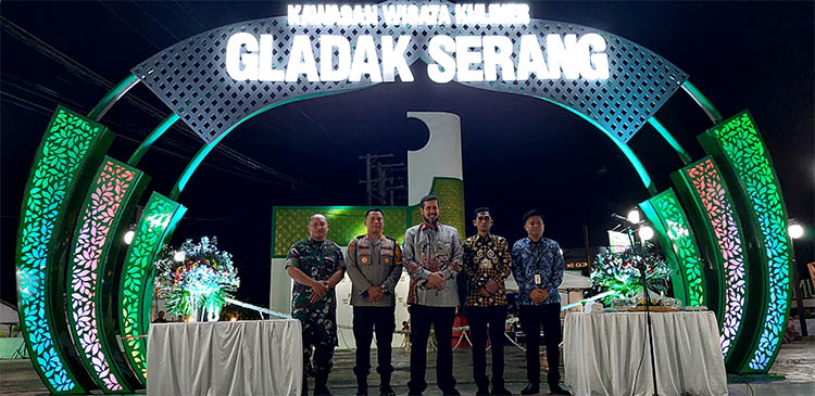 KOMPAK: Wali Kota Probolinggo Habib Hadi Zainal Abidin berfoto bersama Forkopimda Kota Probolinggo dalam Peresmian Kawasan Wisata Kuliner Gladak Serang.