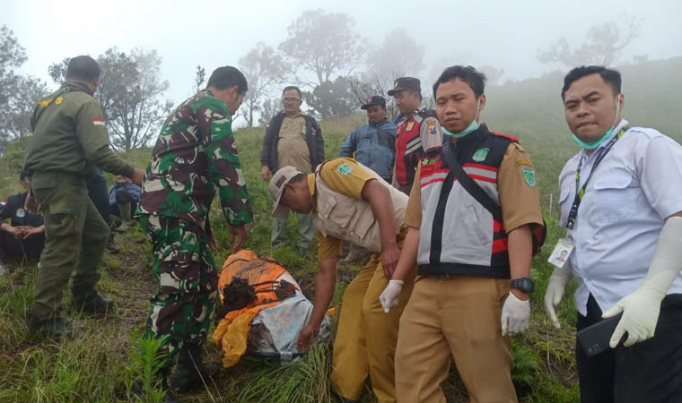 EVAKUASI: Tim SAR, Polsek dan TNI mengevakuasi wisatawan mancanegara dari Bukit Kingkong, Tosari, Senin (29/1) pagi.