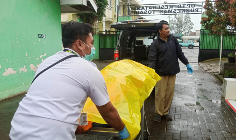 SUDAH DIPULANGKAN: Petugas mengevakuasi jenazah korban. Jenazah sudah dipulangkan ke negaranya.