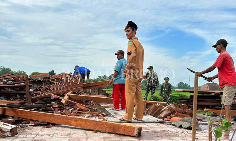 MILIK PRIBADI: Joglo milik Kades Selotambak Mauludin ambruk hari Minggu (28/1) sore setelah turun hujan lebat disertai angin kencang. Dua orang terluka ringan dalam insiden itu.