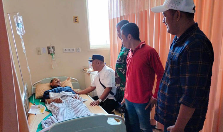 LUKA-LUKA: Perangkat Desa Karangjati menjenguk Darip, korban luka-luka dari kecelakaan bus rombongan ziarah wali lima.