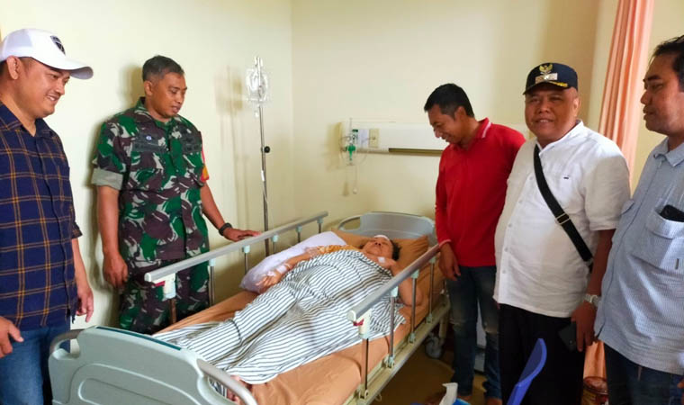 SAMBANG: Kades Karangjati Kuyatip (dua dari kanan) bersama perangkat desa menjenguk Sri Sulastri di rumah sakit Fathma Medika Gresik.