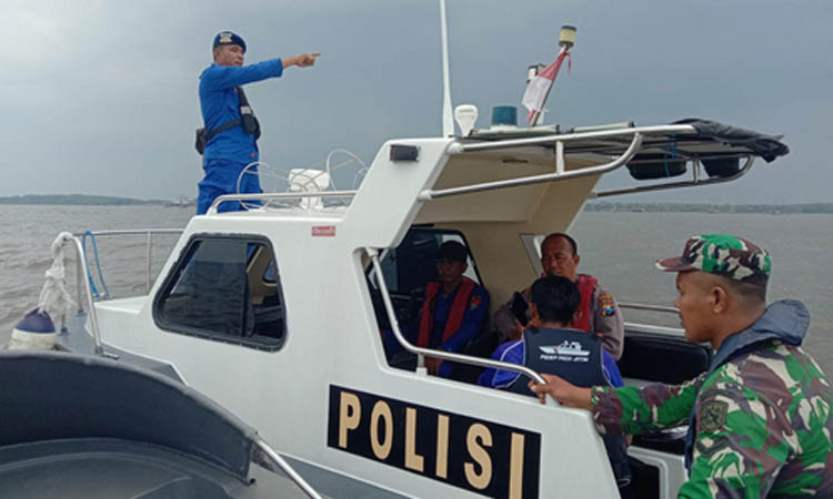 SISIRI LAUT: Personel Polair melakukan pencarian Roi, ABK Kapal Sumber Laut yang pagi kemarin terjatuh dan menghilang.