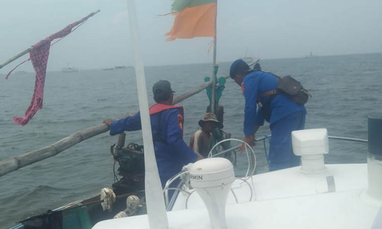 SISIRI LAUT: Personel Polair melakukan pencarian Roi, ABK Kapal Sumber Laut yang pagi kemarin terjatuh dan menghilang.