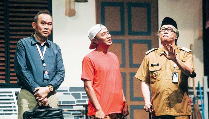 MEMOTRET REALITAS: Butet Kartaredjasa (kanan) dan komedian Cak Lontong (kiri) dalam pementasan Musuh Bebuyutan di Taman Budaya Jogja (23/1) lalu. (GUNTUR AGA TIRTANA/RADAR JOGJA)