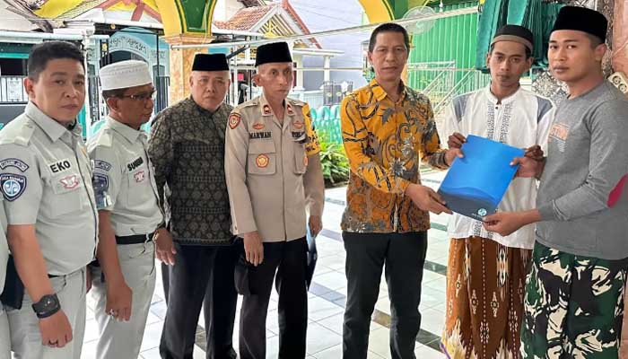 Seremoni pemberian santunan Jasa Raharja pada salah satu keluarga korban kecelakaan maut bus rombongan ziarah di Bungah, Gresik. (Radar Gresik)