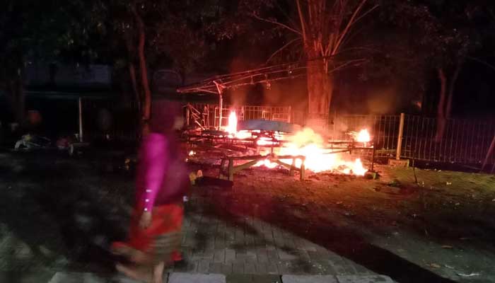 AMUK SI JAGO MERAH: Kondisi odong-odong milik Mustofa saat terbakar. (Istimewa)