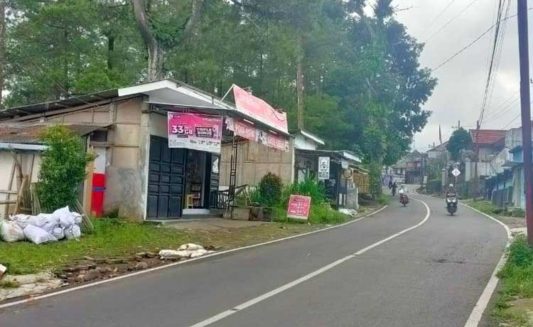 TKP: Lokasi konter HP yang digarong dua pelaku di Wonosari, Kecamatan Tutur. (Rizal Syatori/ Radar Bromo)