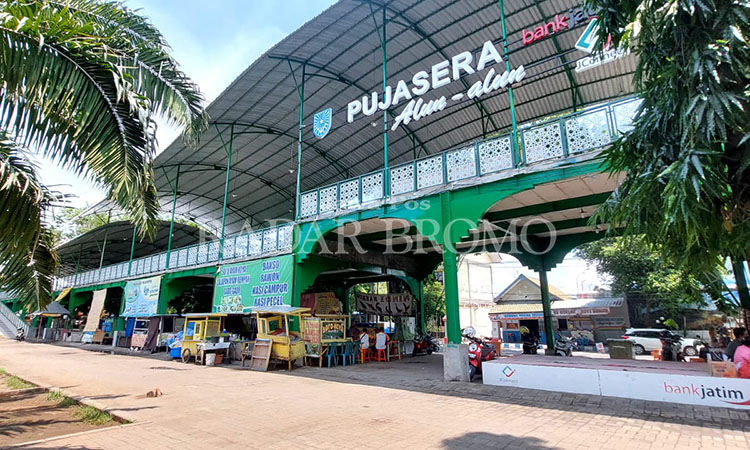DITINGGAL: Lantai 2 Pujasera Alun-alun Kota Probolinggo kini kosong melompong. Tidak ada satu pun PKL yang berjualan di sana. Mereka kembali berjualan di seputar alu